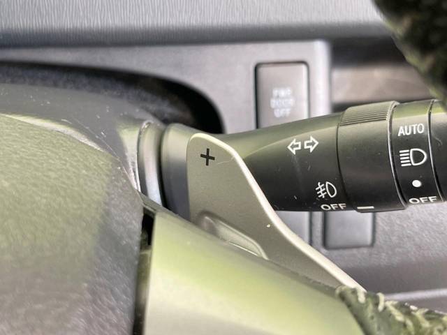 【パドルシフト】ハンドルから手を離さずに素早くシフトアップ＆ダウンができるので、エンジンブレーキを使う下り坂や高速道路の合流で加速したい場面で役立ちます。