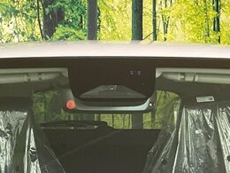 【ホンダセンシング】走行中に前方の車両等を認識し、衝突しそうな時は警報とブレーキで衝突回避と被害軽減をアシスト。より安全にドライブをお楽しみいただけます。