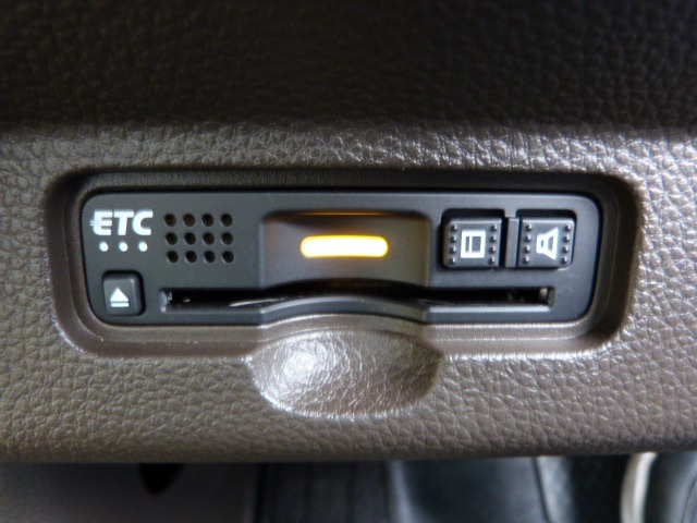 【ETC】便利なETC車載器も装備！高速道路の料金所もスムーズに通過できます。今や必須の装備ですね！お客様用にセットアップをしてのお渡しとなります！