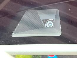 【ホンダセンシング】走行中に前方の車両等を認識し、衝突しそうな時は警報とブレーキで衝突回避と被害軽減をアシスト。より安全にドライブをお楽しみいただけます。