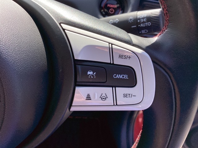ステアリング右手側に安全運転支援機能のホンダセンシングをコントロールするスイッチ、左手側にオーディオ関連のコントロールスイッチを配置、視線を逸らすことなく運転に集中できます