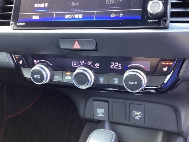 運転席/助手席シートヒーターで寒い日もすぐに温かくなり快適に過ごせます。3段階の温度調整が可能です