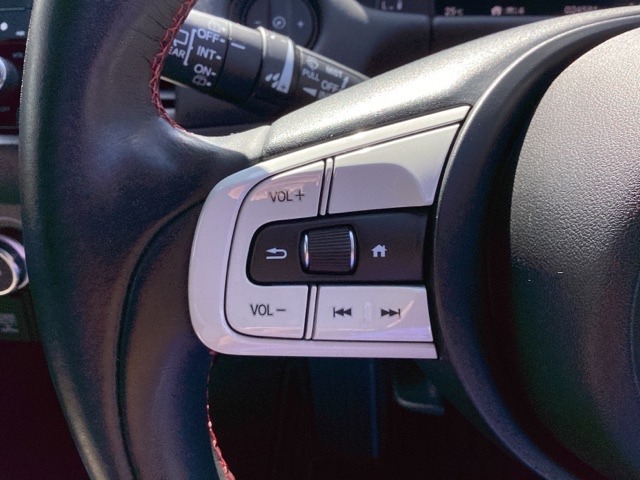 ステアリング左手側はオーディオ関連の操作スイッチです。視線を逸らすことなく運転に集中できます