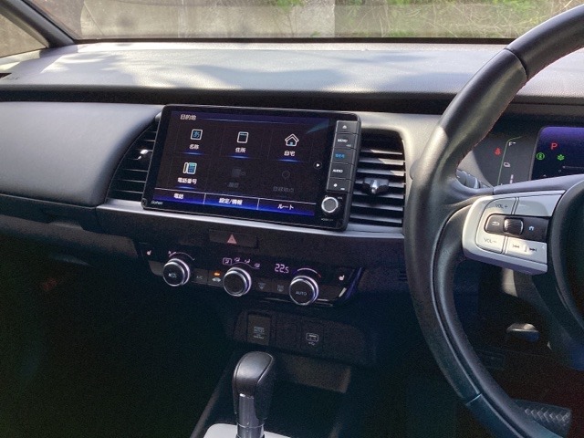 ホンダ純正メモリーナビ搭載なので、遠方へのドライブもお任せ下さい！ステアリング左手側にオーディオ関連のコントロールスイッチを配置しています。操作時は視線を逸らすことなく運転に集中できます