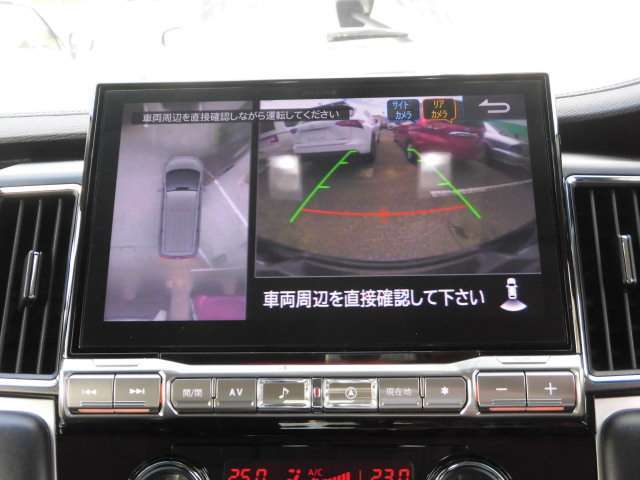 マルチアラウンドモニター車を上から見た状態で画面に映されるので、駐車がラクラク！