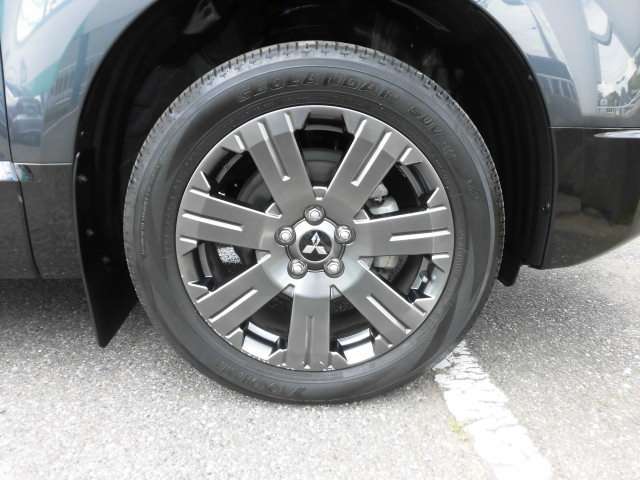 三菱純正アルミホイール。タイヤは225/55R18です。