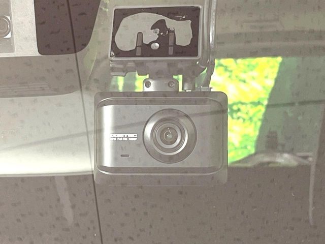 【ドライブレコーダー】安心・安全なカーライフに必須のドライブレコーダーを装備！走行中はもちろん、あおり運転や事故に遭遇した際の状況も映像で記録し、万一のリスクに備えます。