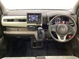 車内は光触媒抗菌消臭施工済です。インパネ周りはスタイリッシュなデザインで機能や装備も充実しています。グローブボックスやカップホルダーのほかにトレーなどたくさんの収納スペースが付いています。