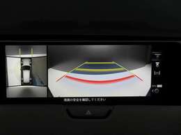 上空から俯瞰した映像で周囲の状況を確認出来る360°ビューモニターです。大柄な車体ですが、これで狭い駐車場でも安心ですね。また、隠れたお子様やいつの間にか置かれたカートも確認出来ますね。