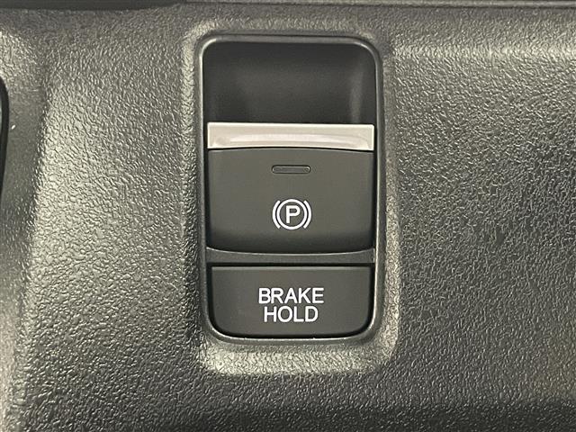 【電動パーキングブレーキ＆ブレーキホールド】　スイッチを入れると、信号待ち等で停車時、ブレーキを離しても自動でブレーキが効いた状態になり、指先の簡単操作でパーキングブレーキの作動や解除が可能です！！！