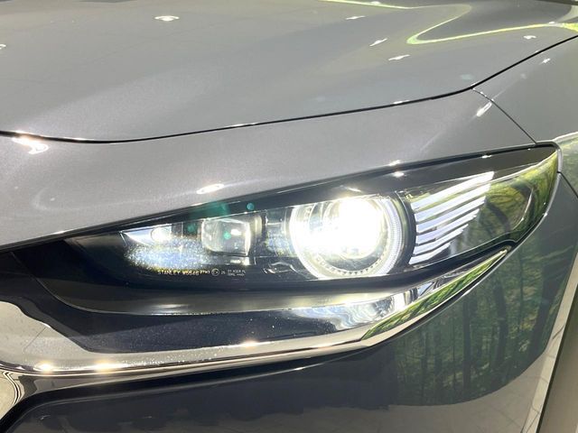【LEDヘッドライト】悪天候や夜間走行時も良好な視界を確保し安心して運転できる高輝度LEDヘッドライトを装備！点灯速度が早く、消費電力も抑えられています。