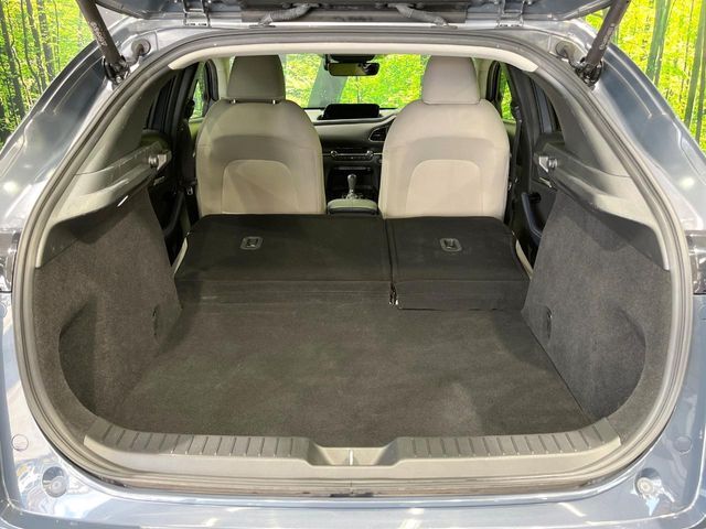 普段のお買い物や通勤、送迎等に十分な荷室スペースを確保しております。セカンドシートを倒すと、大きな荷物の積載も可能です♪