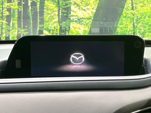 【8.8インチマツダコネクト】車内の雰囲気にマッチした大型のディスプレイ。スマホ接続でのナビ使用やBluetooth再生等、様々な機能が楽しめます。直感的なダイヤル操作が可能で、使い勝手も良好です。