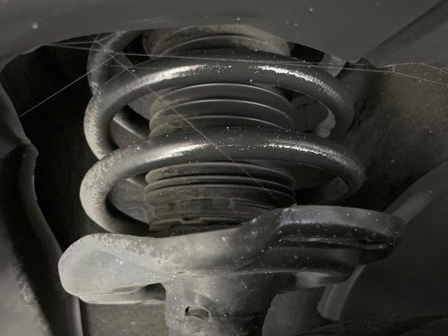 お車を安心してお乗りいただく為には、足回りの定期点検が欠かせません。サービスサポート（有償保証）では無料点検もご提供しており、安心のカーライフをお過ごしいただけるサポート体制が整っています。
