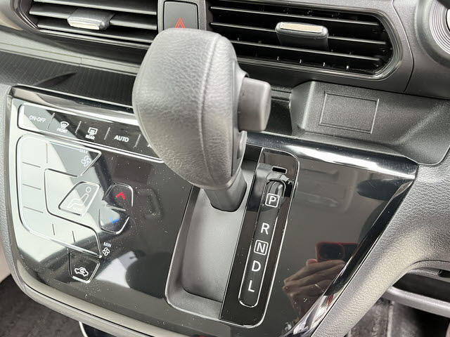 中古車は車種や色によって相場が複雑に変わります、新車は同じ金額なはずなのに人気によって高くなったり安くなったり、お客様の狙い目はどこですか？