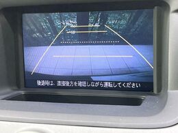 【バックカメラ】駐車時に後方がリアルタイム映像で確認できます。大型商業施設や立体駐車場での駐車時や、夜間のバック時に大活躍！運転スキルに関わらず、今や必須となった装備のひとつです！