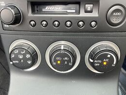 【オートエアコン】一度お好みの温度に設定すれば、車内の温度を検知し風量や温度を自動で調整。暑い…寒い…と何度もスイッチ操作をする必要はありません。快適な車内空間には必須の機能ですね♪