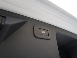 ボタン1つで自動開閉するパワーテールゲート搭載！ドアを上げ下げすることなく楽々開閉。開ききった状態の高さも任意の位置で設定できるので、普段お使いの車庫などでもぶつける心配はありません♪