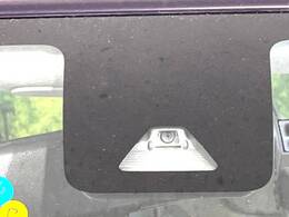 【スマートアシスト】走行中に前方の車両等を認識し、衝突しそうな時は警報とブレーキで衝突回避と被害軽減をアシスト。より安全にドライブをお楽しみいただけます。