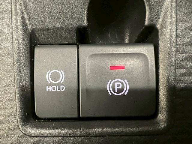 【オートホールド】電動パーキングブレーキ搭載車両についている機能で、信号待ち等でブレーキを放してもブレーキを維持してくれます。
