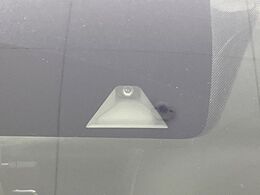 【エマージェンシーブレーキ】走行中に前方の車両等を認識し、衝突しそうな時は警報とブレーキで衝突回避と被害軽減をアシスト。より安全にドライブをお楽しみいただけます。