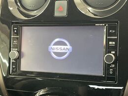 【純正ナビ】人気の純正ナビを装備しております。ナビの使いやすさはもちろん、オーディオ機能も充実！キャンプや旅行はもちろん、通勤や買い物など普段のドライブも楽しくなるはず♪