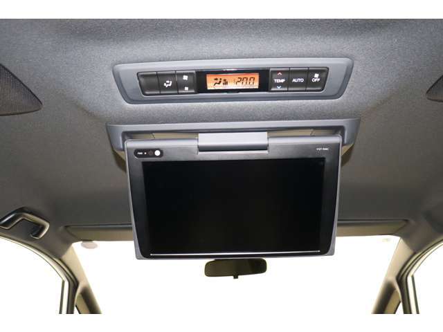 リヤモニターもついてます。お子様も退屈せずドライブできます。