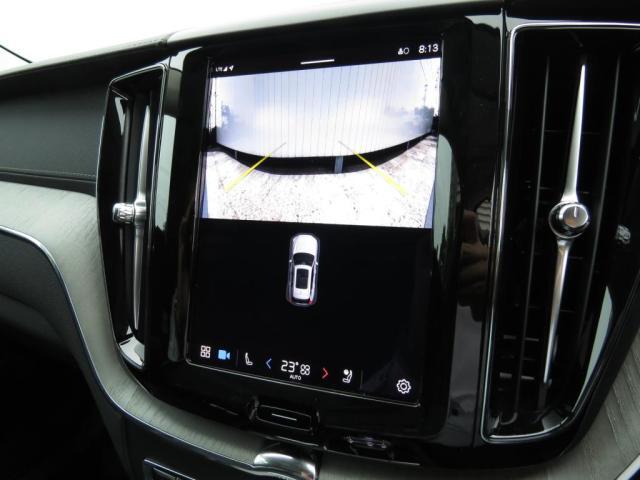 フロントカメラのみの表示もでき、広角レンズにより180度の視界を確保。狭い路地や見通しの悪い交差点などで役立ちます。
