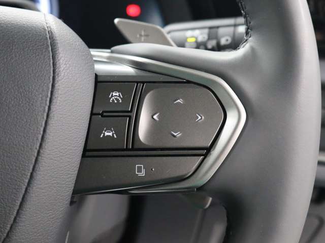 レーダークルーズコントロール（全車速追従機能付）が装備されています。高速道路で定速走行だけでなく、0km/hから約100km/hの広い範囲で先行車との車間距離を適切に保ちながら追従走行ができます。
