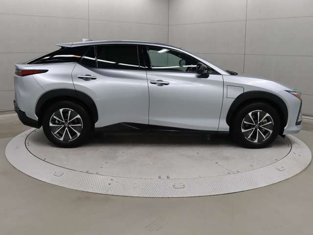 歩行者検知機能付衝突回避支援型プリクラッシュセーフティ、LDA、AHS、レーダークルーズコントロールをセットにした「Lexus Safety System +」を装備しています。