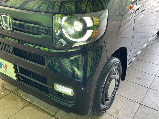 【LEDヘッドライト】悪天候や夜間走行時も良好な視界を確保し安心して運転できる高輝度LEDヘッドライトを装備！点灯速度が早く、消費電力も抑えられています。