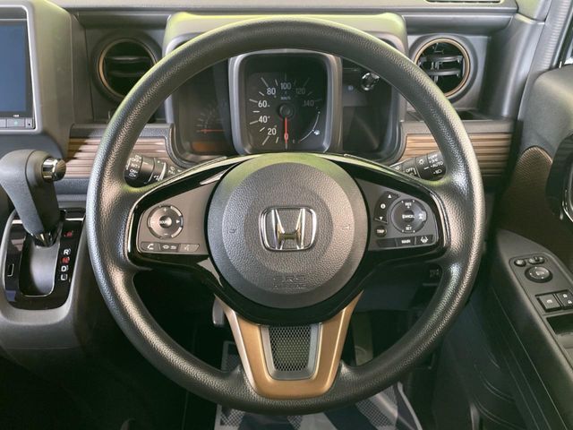 インテリアに合わせたデザインのステアリングは、運転される方のことも考え、運転しやすい形状、大きさです。是非一度、実際に触ってお確かめください。