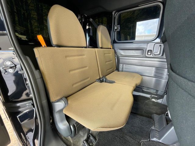 床下収納式のセカンドシートです。座席部分をコンパクトに収納でき、広大な荷室スペースとしてお使いいただけます！乗車人数や荷物の量など利用シーンに合わせて2列目を有効活用でき、とっても便利♪