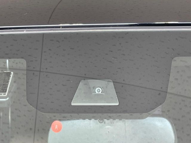 【ホンダセンシング】走行中に前方の車両等を認識し、衝突しそうな時は警報とブレーキで衝突回避と被害軽減をアシスト。より安全にドライブをお楽しみいただけます。