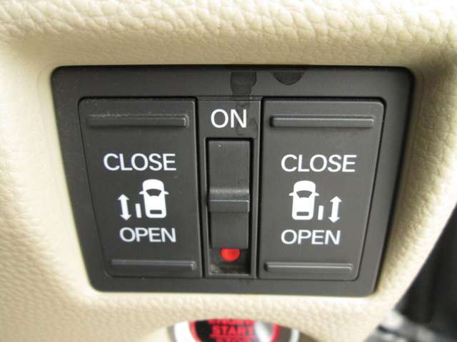 運転席からスライドドアの開閉が出来て、お迎え時などに重宝です♪