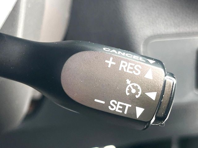 【クルーズコントロール】高速道路もラクラク走行。アクセルを離しても一定速度で走行ができ、長距離運転時の負担を軽減！加速・減速も簡単なスイッチ操作で調整できます。