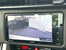 【バックカメラ】駐車時に後方がリアルタイム映像で確認できます。大型商業施設や立体駐車場での駐車時や、夜間のバック時に大活躍！運転スキルに関わらず、今や必須となった装備のひとつです！