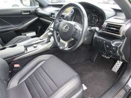 運転席はドライバーにフィットするサイズ感