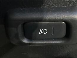 【運転席各種スイッチ】パワーウィンドウ、電動格納ミラー、電動スライドドア搭載車、安全装置搭載車などのスイッチの操作が可能。