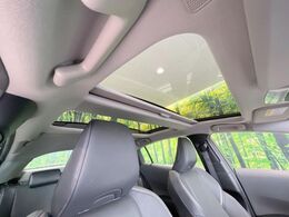 【大型サンルーフ】車内の解放感が一気に上がる大型のパノラマルーフ！季節を問わず開放的で快適なドライブをお楽しみいただけます。流通量も少なく希少価値の高い人気の装備です♪