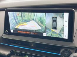 【パノラミックビューモニター】専用のカメラにより、上から見下ろしたような視点で360度クルマの周囲を確認することができます☆死角部分も確認しやすく、狭い場所での切り返しや駐車もスムーズに行えます。