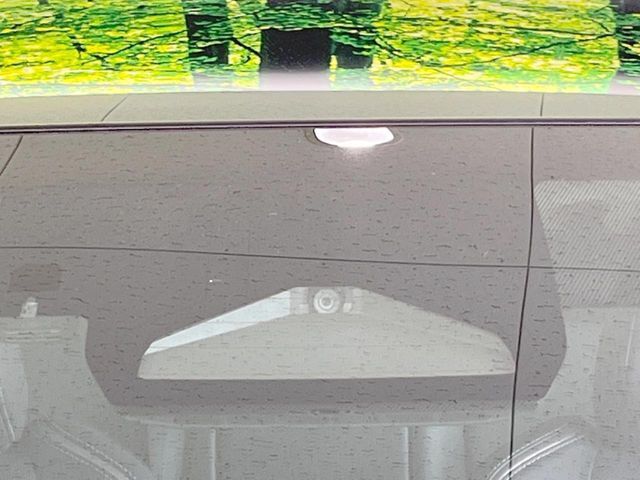 【トヨタセーフティセンス】走行中に前方の車両等を認識し、衝突しそうな時は警報とブレーキで衝突回避と被害軽減をアシスト。より安全にドライブをお楽しみいただけます。