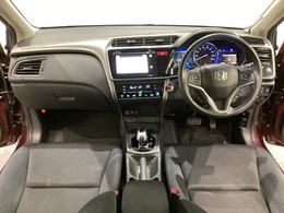 車内は光触媒抗菌消臭施工済です。インパネ周りはスタイリッシュなデザインで機能や装備も充実しています。グローブボックスやカップホルダーのほかにトレーなどたくさんの収納スペースが付いています。