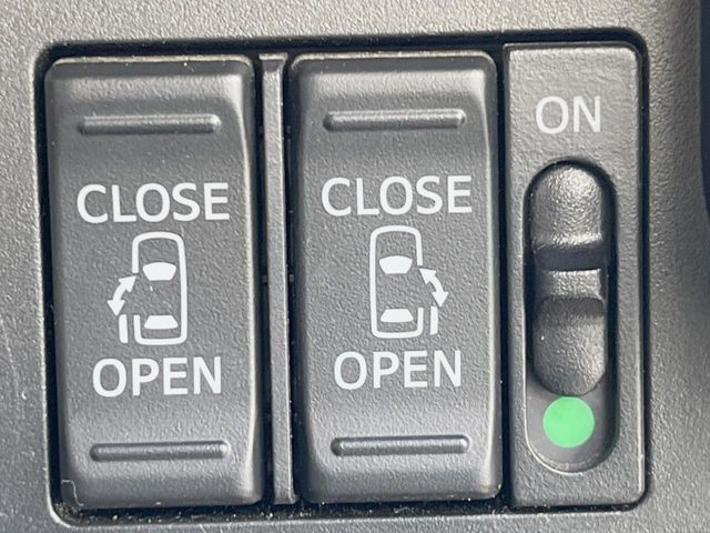 【両側パワースライドドア】スマートキーや運転席のスイッチで後席両側スライドドアの開閉が可能♪電動だから力を入れてドアを開ける必要が無く、小さなお子様でも簡単に開け閉めでき快適です♪