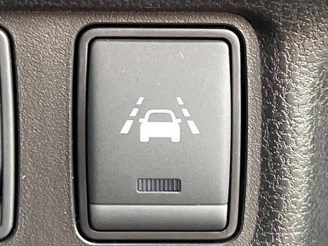 【インテリジェントLI】走行中の車線からはみ出しそうな時、警告音と共にステアリングとブレーキを制御し、車線内を走行する様にアシスト。より安全な運転をサポートしてくれます！