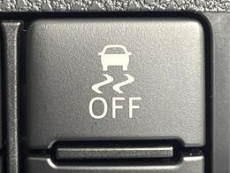 【横滑り防止装置】車両の横滑りを感知すると、自動的に車両の進行方向を保つように車両を制御します。雨の日など滑りやすい路面状況でも安全な運転が可能です。