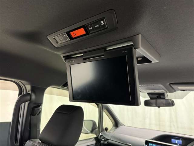 天井にはビルトインタイプのリアモニタ-が付いていました。嬉しい装備ですね。