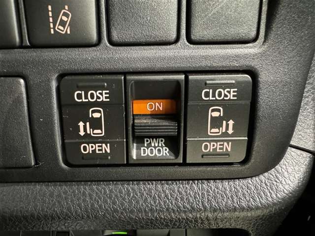 両側電動スライドドアで狭い所でも乗り降り楽々です！