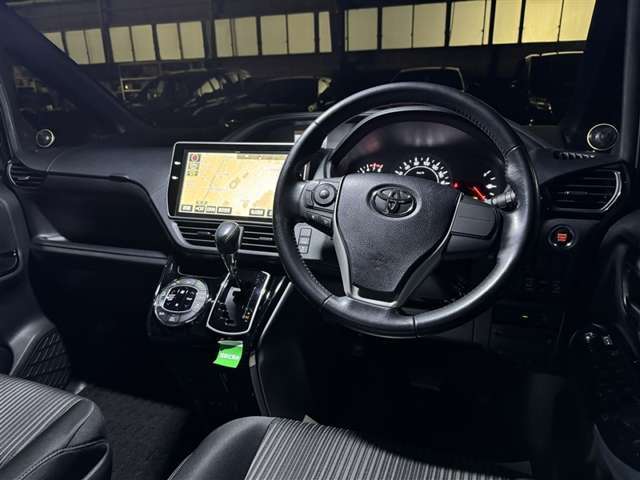 運転の際、常に目にする部分だけにシックで飽きのこないデザインが良いですね。