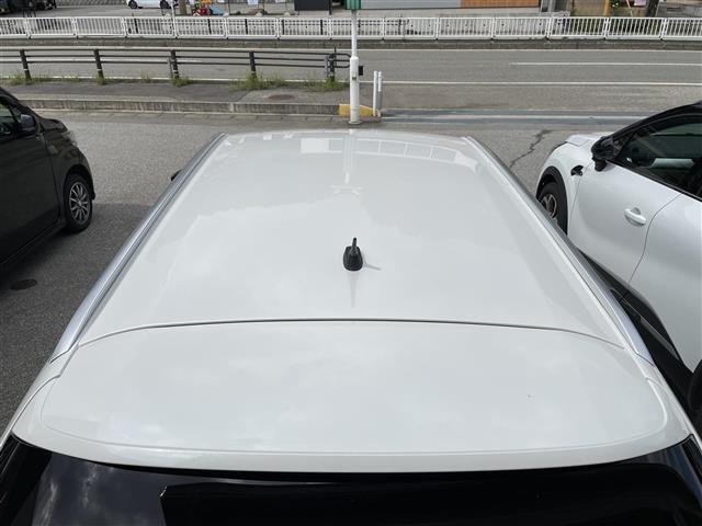 こちらルーフの写真になります。映り込みもしっかりしていて、艶はばっちりです。当店の車両は常に新鮮な状態を保っております。こちらの車両は当店自慢の一台ですので、是非お客様のご来店お待ちしております！